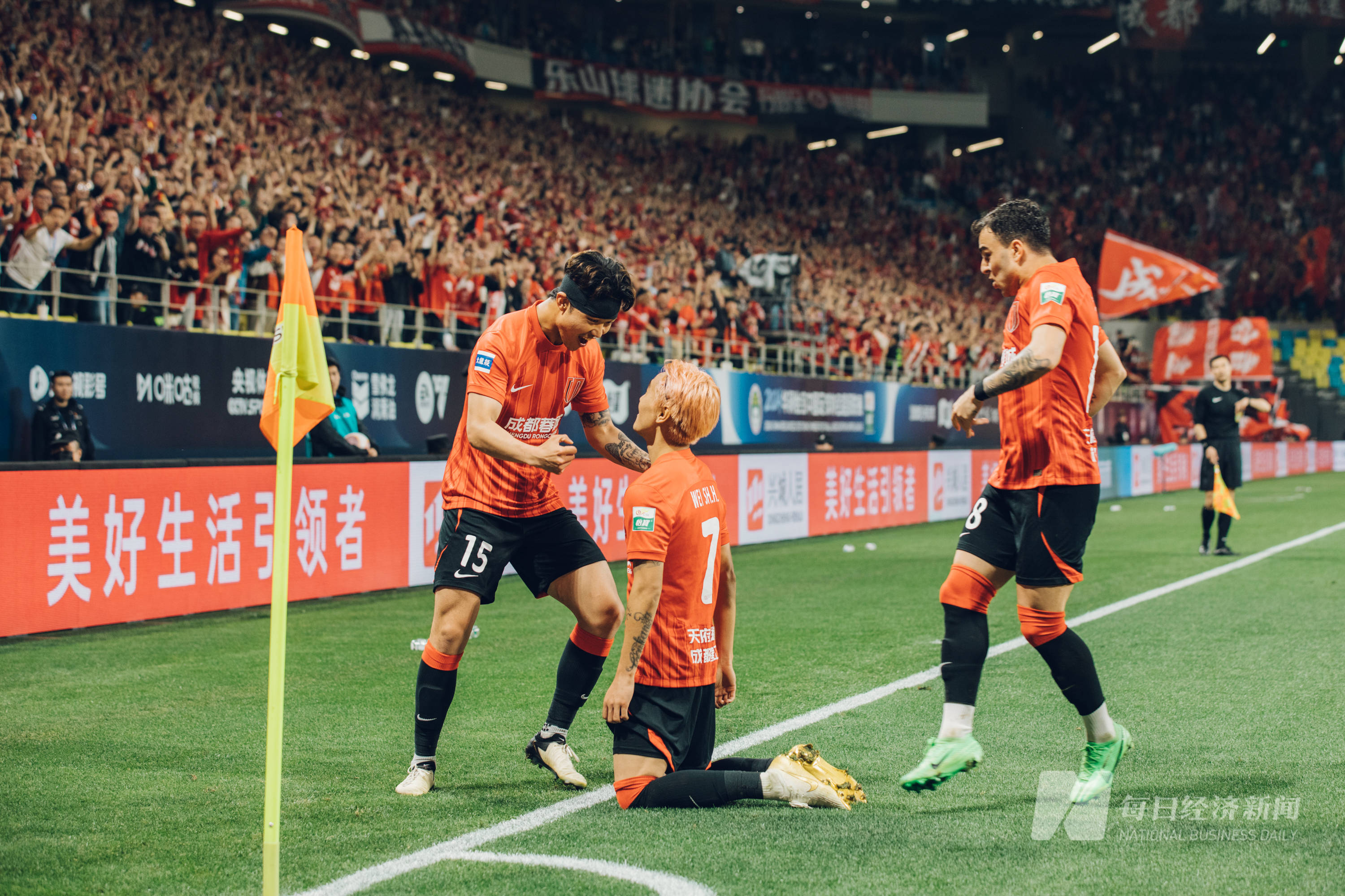 开云APP-关于抢眼球员全力拼搏，球场气氛热闹的信息