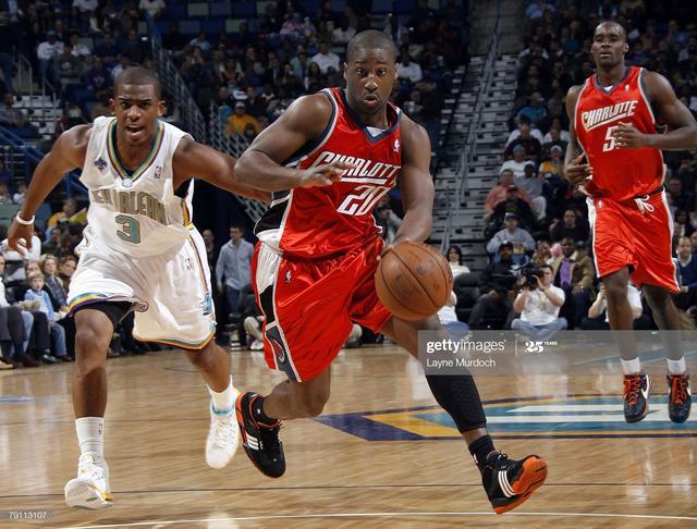 超音速队经过激烈争夺，险胜黄蜂的简单介绍