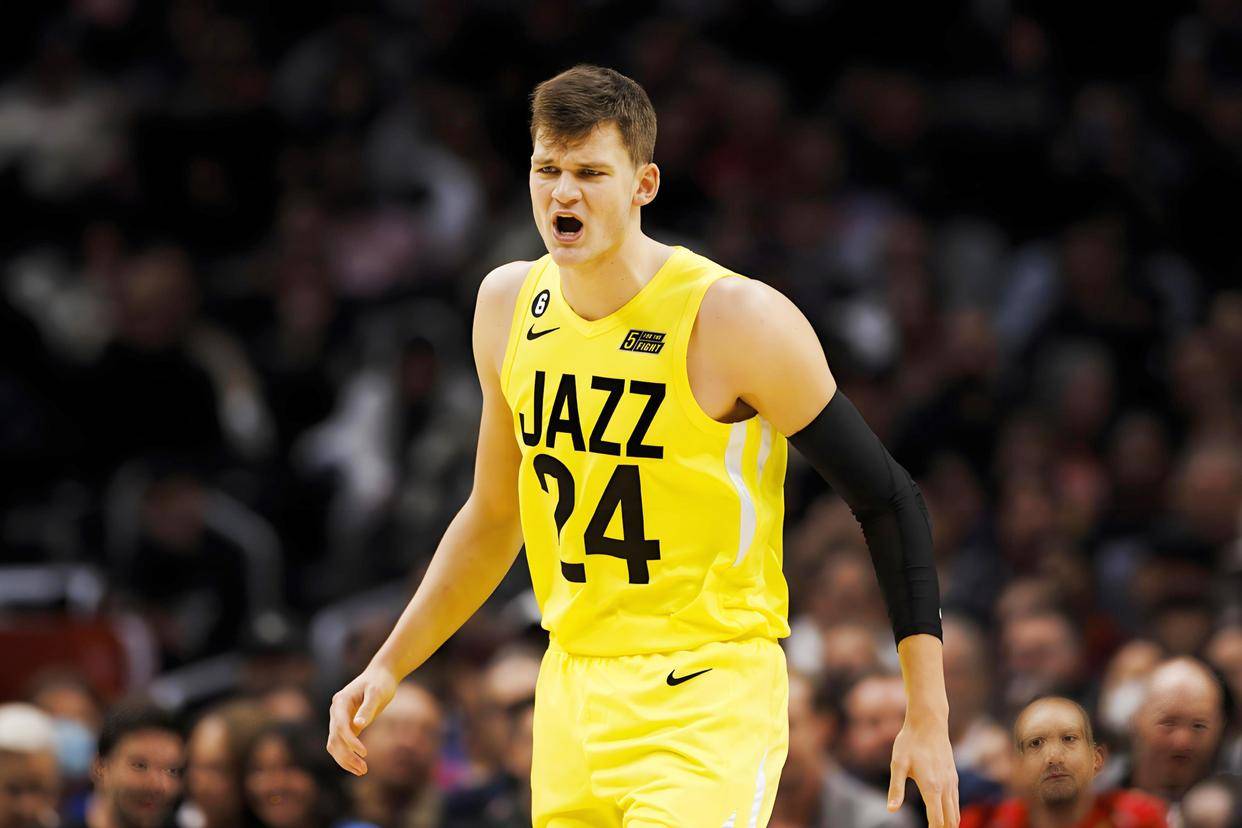 关于篮球比赛中崭露头角的新秀球员备受关注和瞩目的信息