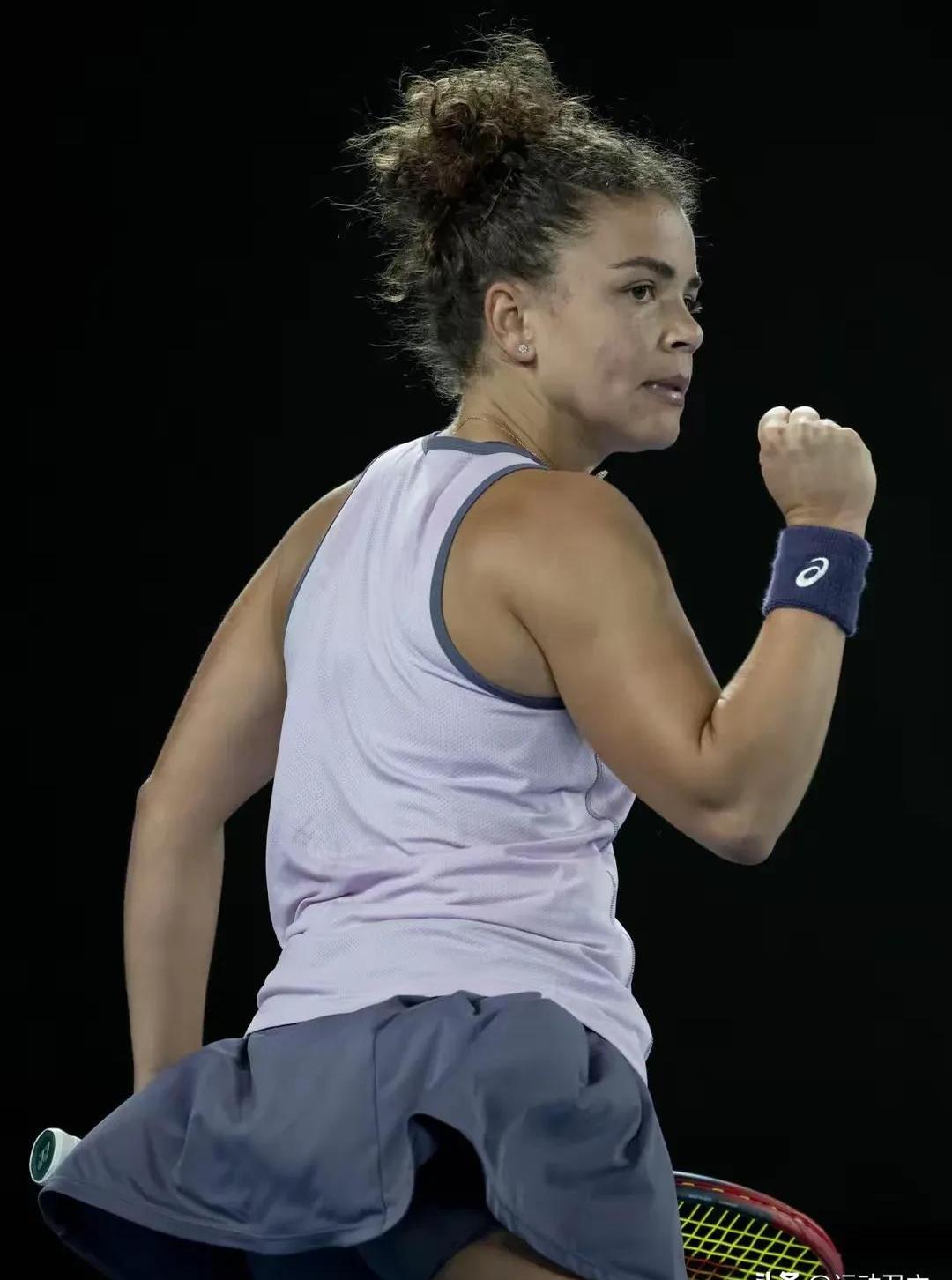 澳洲足球锦标赛上,女球员表现十分出色 澳洲足球锦标赛上,女球员表现十分出色