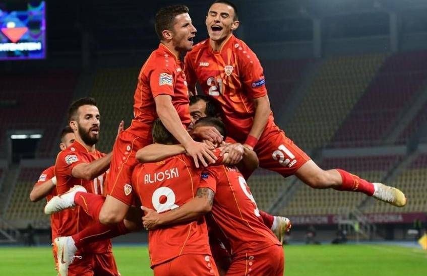 主教练与球员默契配合，取得连胜