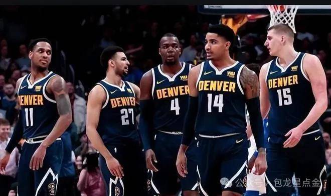 NBA球员在比赛中展现团队合作