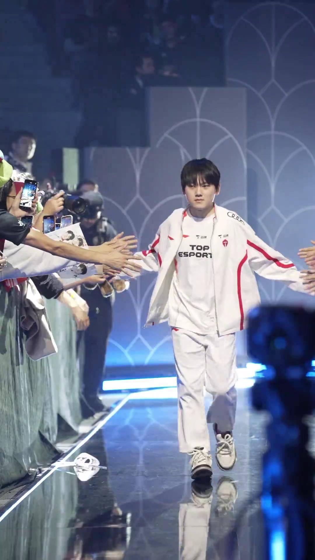 TES碾压T1，Kanavi操刀奇招英雄翻盘淘汰赛3:2（洛杉矶）