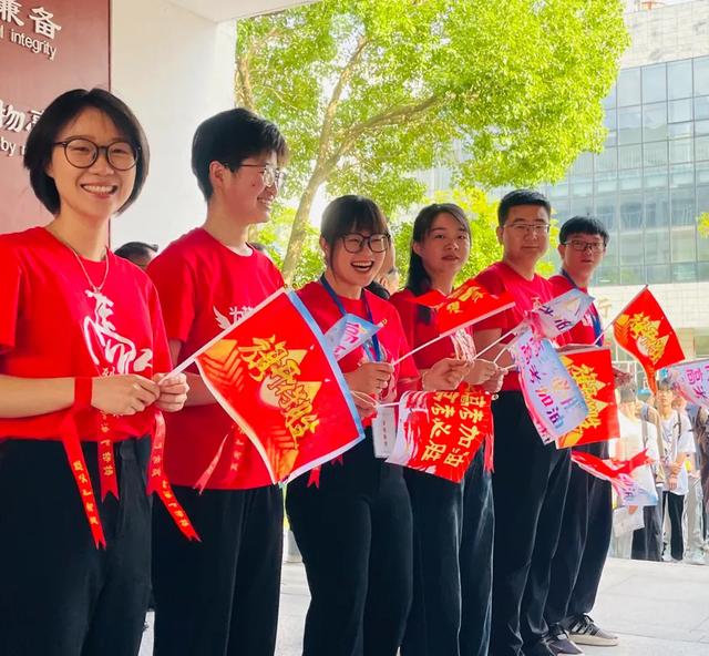 凭借过硬实力乘风破浪,选手奋力一搏赢得胜利 凭借过硬实力乘风破浪,选手奋力一搏赢得胜利