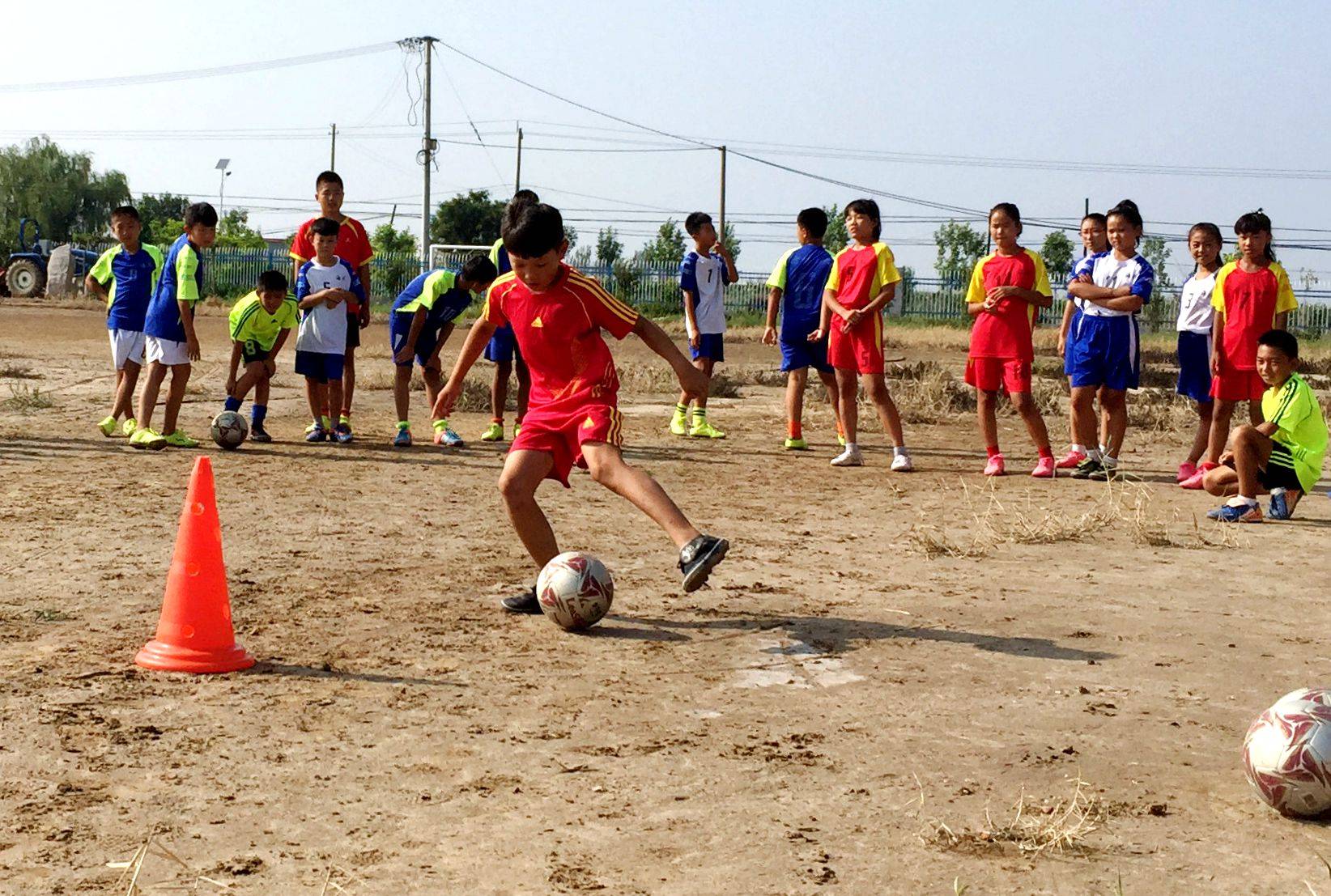 足球竞技赛事中，一支女子队伍崭露头角