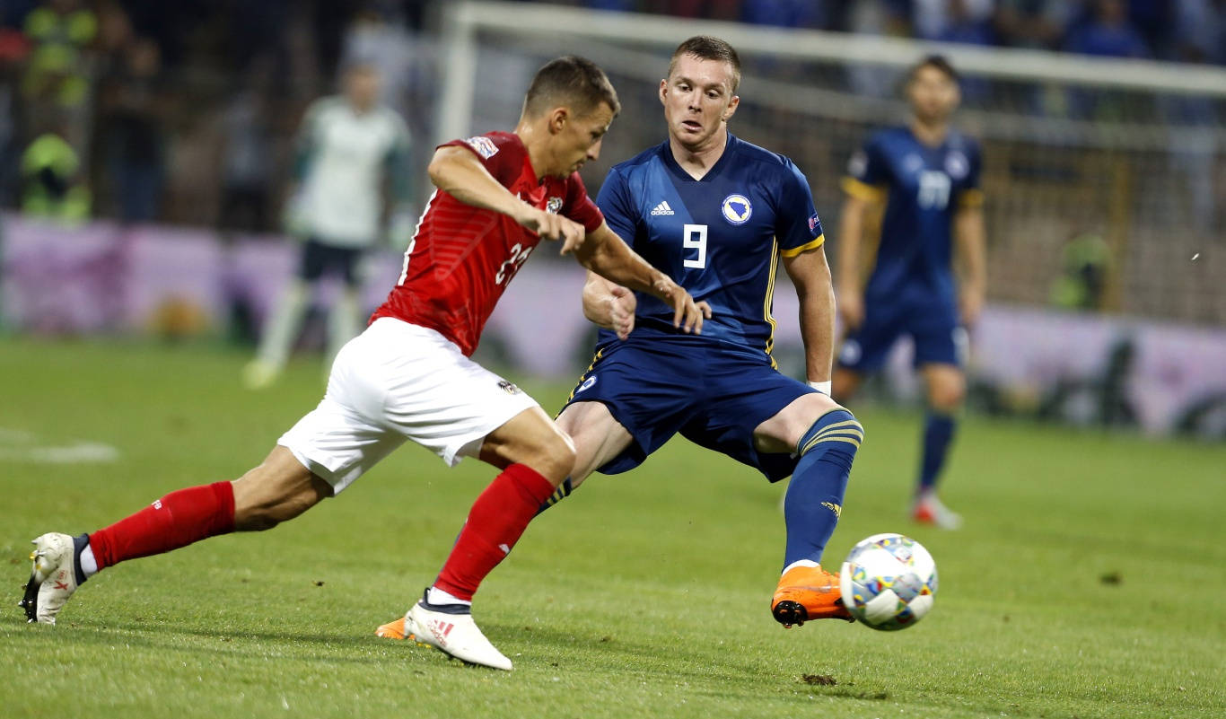 英格兰队在比赛中展现实力，继续领跑