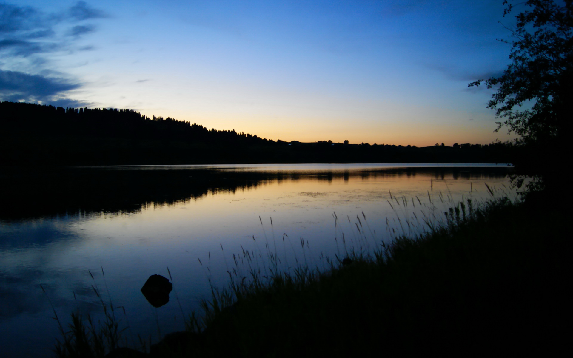 绿茵场与赛车场,当希腊碾压哥伦比亚,阿劳霍在巴林用速度与意志接管比赛